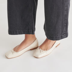 ANISA BALLET FLATS CREME CRINKLE PATENT - re:vita